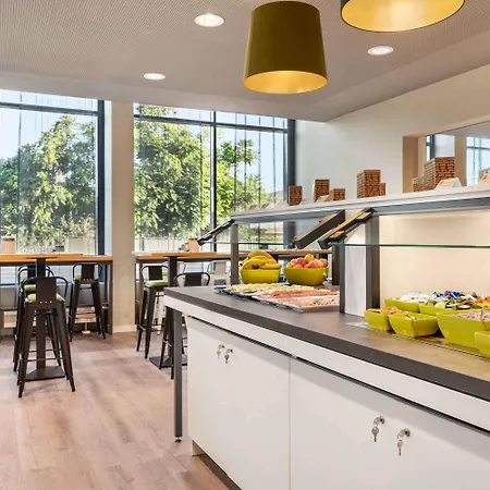 Super 8 By Wyndham Hotel